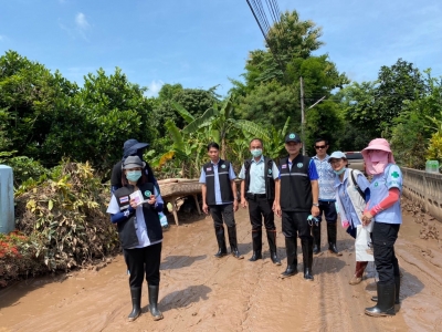 นพ.สสจ.น่าน จัดทีมหน่วยแพทย์เคลื่อนที่ ช่วยเหลือผู้ประสบอุทกภัย พื้นที่บ้านกลางเวียง ต.กลางเวียง อ.เวียงสา